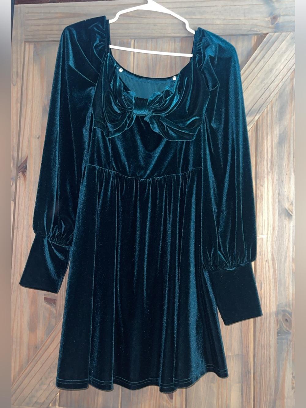 Elegant Emerald Green Velvet Dress with Bow